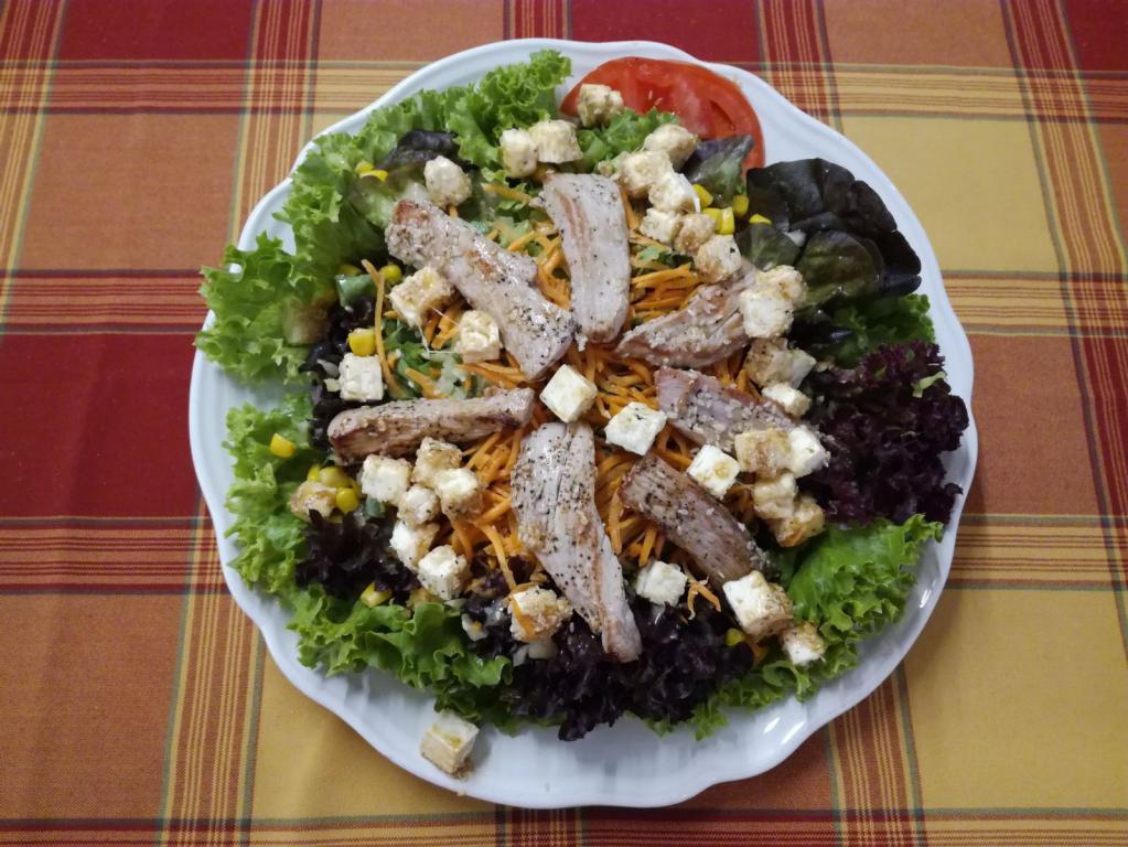 Tebeck's Salat mit Schweinefilet und Hirtenkäse